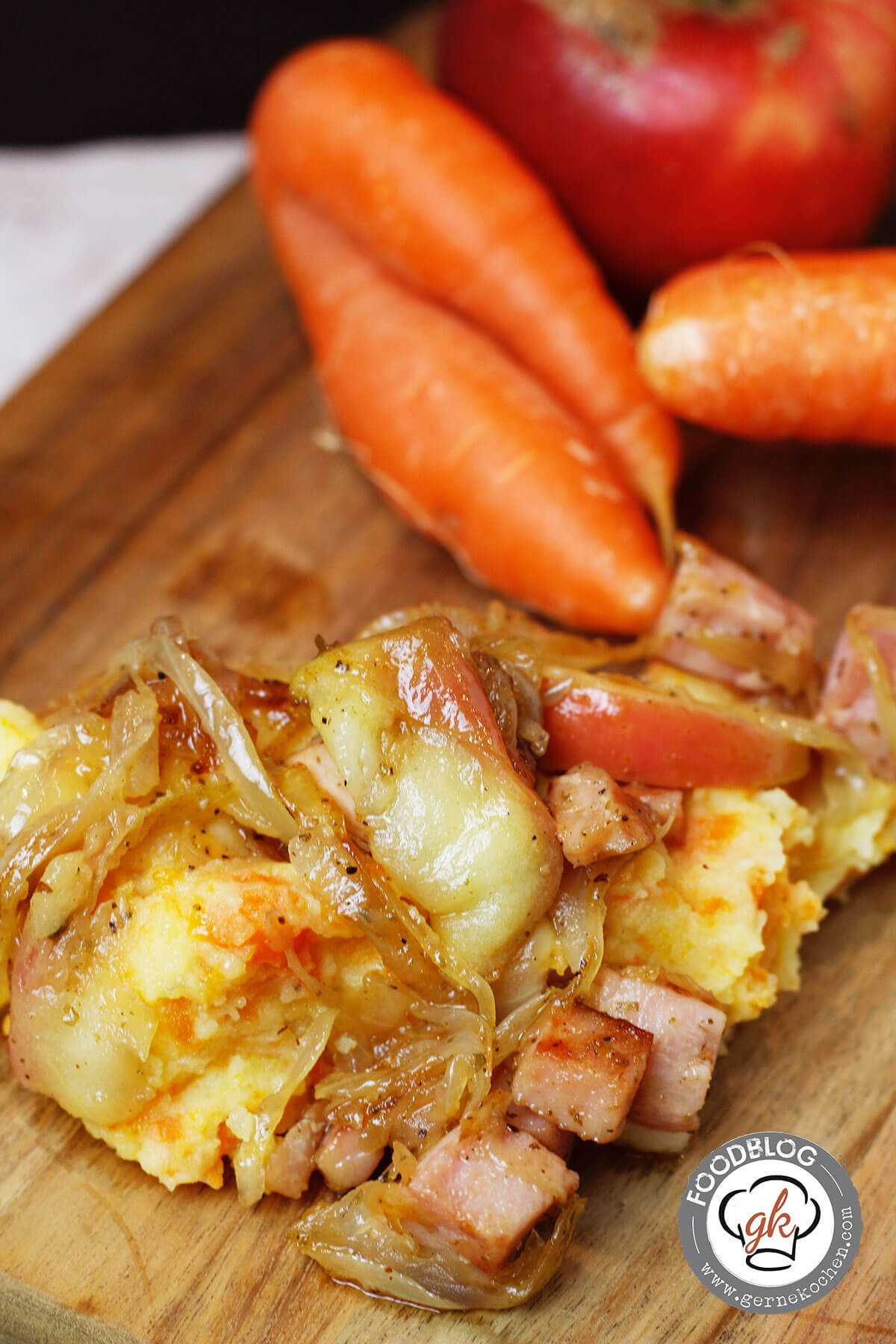 Rezept: Karotten-Kartoffel-Stampf mit Apfel-Zwiebel-Schmelz